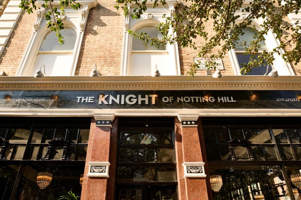 The Knight of Notting Hill dining room